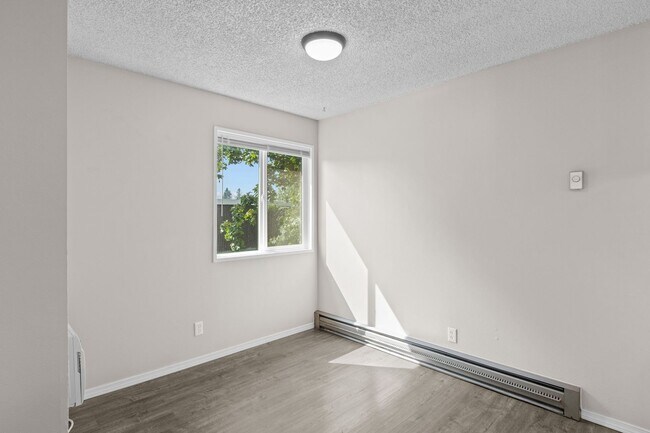 Building Photo - ONE MONTH FREE RENT! 2 bedroom 1 bath in S...