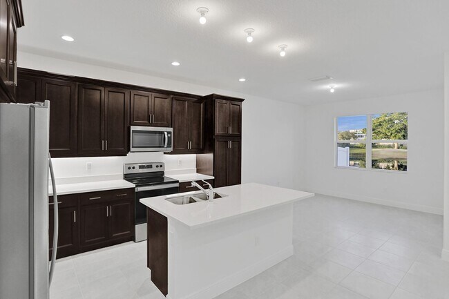 Building Photo - 585 Sanderling Cir