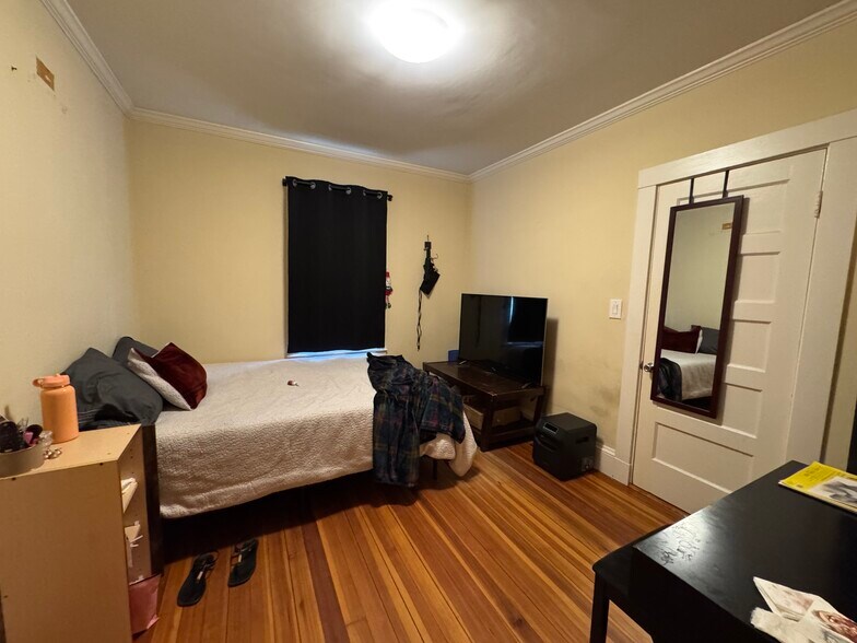 Building Photo - 144 Summer St