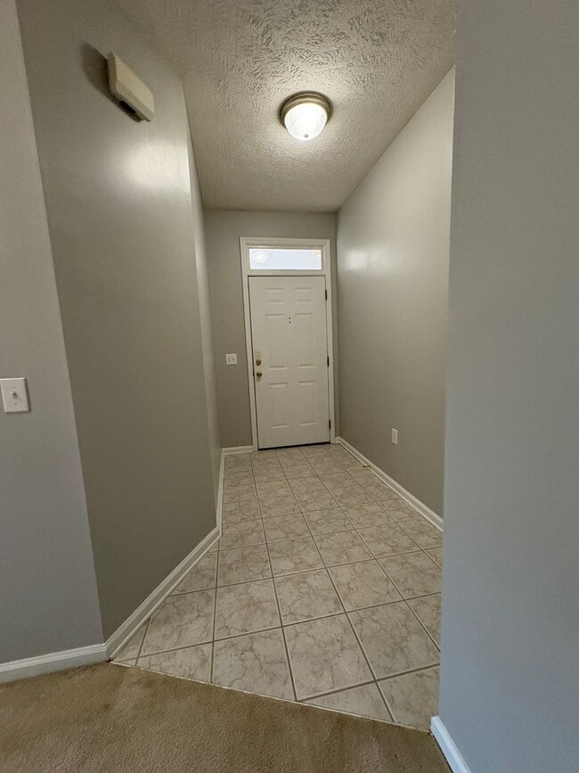 Building Photo - Beautiful 3 Bedroom and 2 Bath Apartment