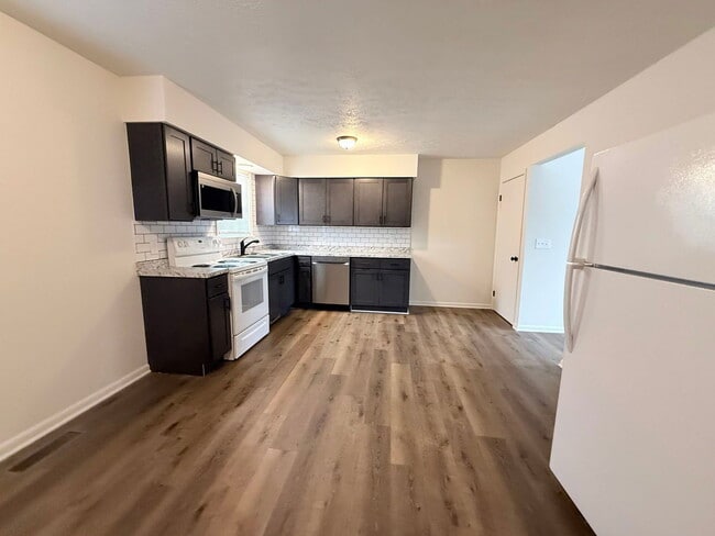 Building Photo - 52 N Front St