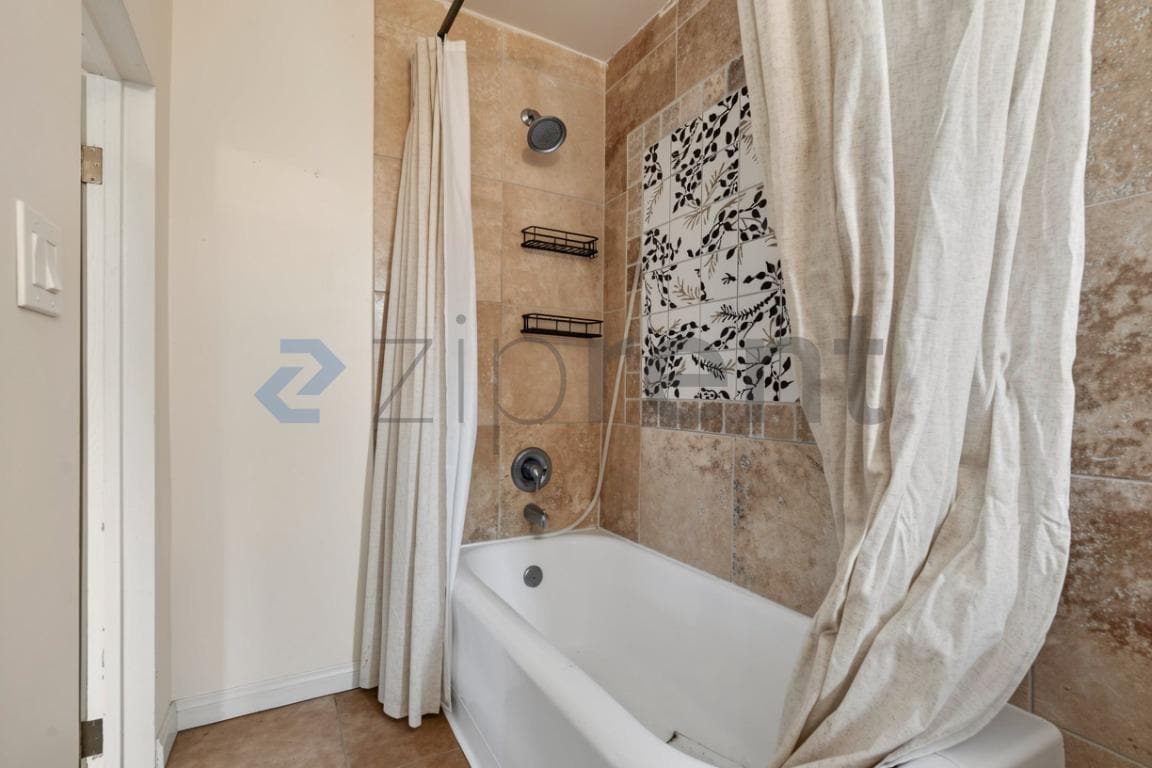 Building Photo - Unit C