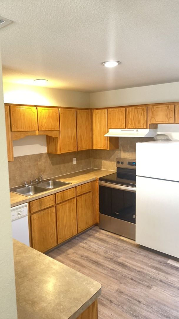 Building Photo - 4400 Sylvia Dr