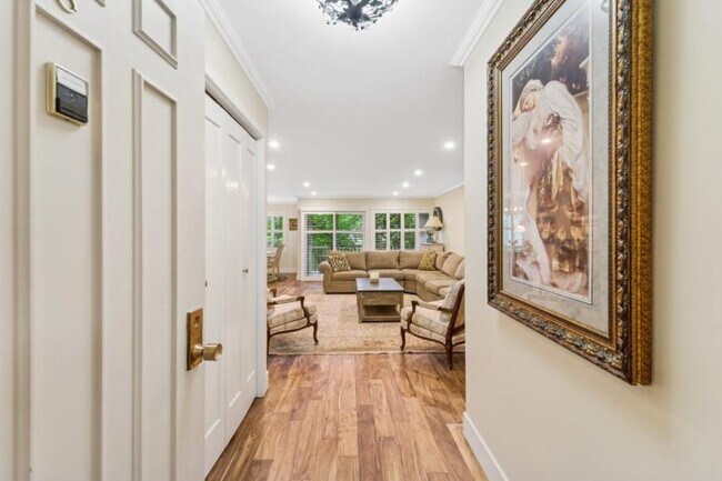 Building Photo - 2 bedroom in Bellevue WA 98004