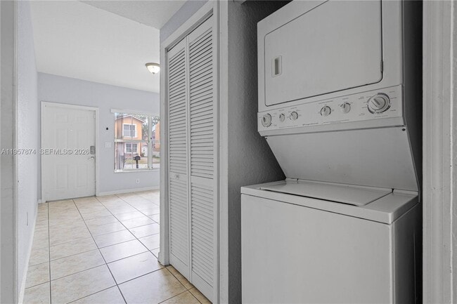 Building Photo - 865 SW 6th Ct