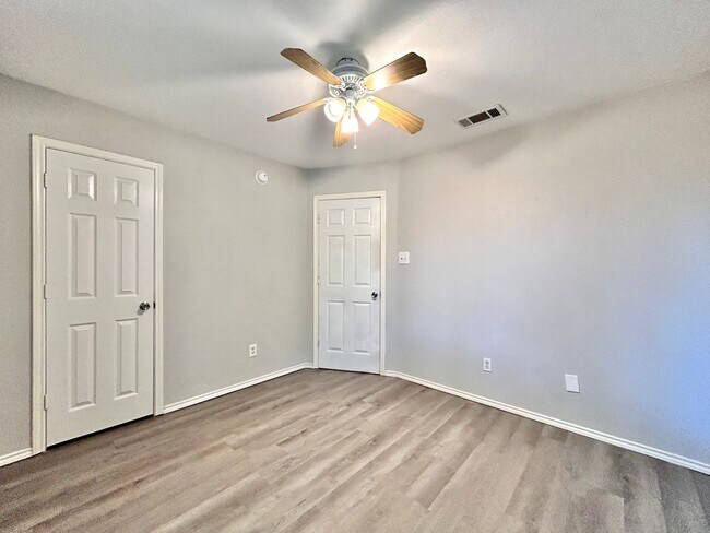 Building Photo - 404 Mesquite Cir