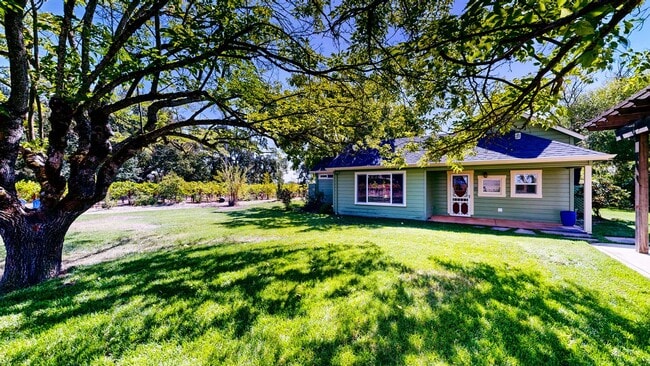 Building Photo - Country Charm Meets Vineyard Views! Two Be...