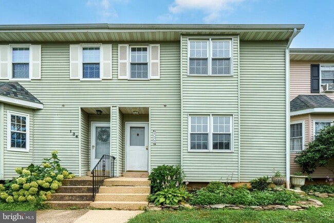 Primary Photo - 132 E Green Valley Cir