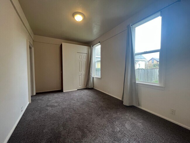 Building Photo - 724 B St