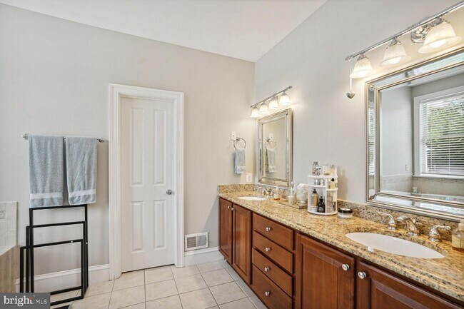 Building Photo - 5248 Clifton St