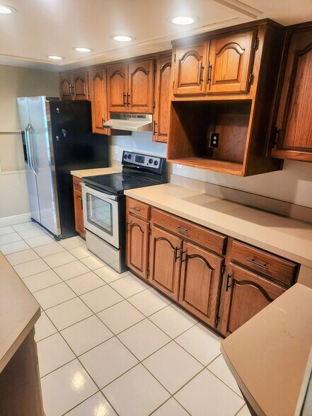 Kitchen - 2025 Sylvester Rd