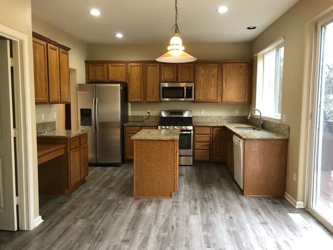 Building Photo - Beautiful 3 Bed + Bonus Room, 2.5 Bath Home!