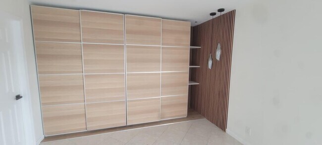 Building Photo - 319 Normandy G