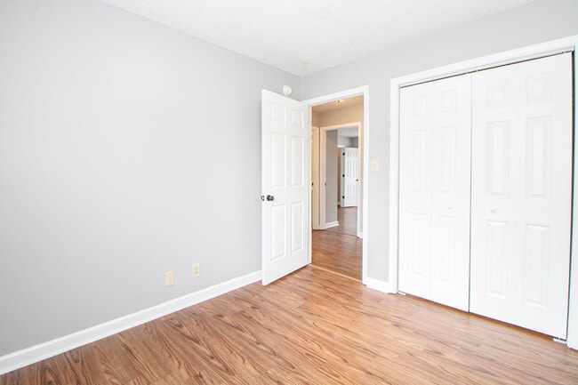 Building Photo - 1212 Kendall Dr