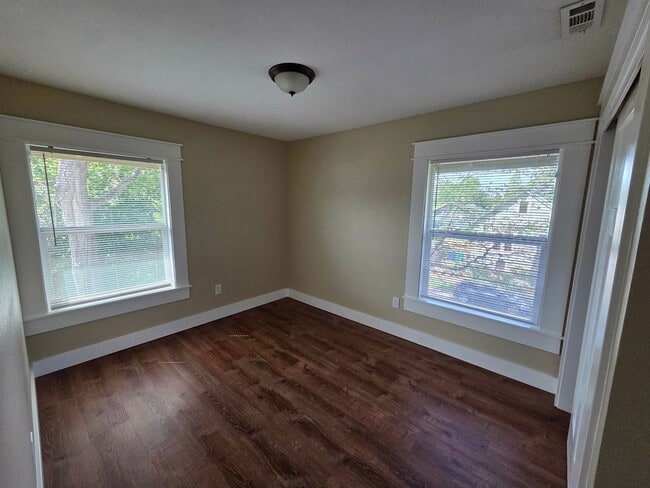 Building Photo - 5 Bedroom Home Corner Lot in N Portland