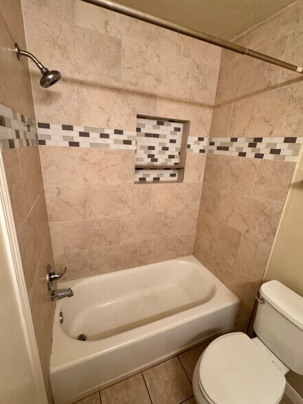 Building Photo - 9811 Charter Ridge Dr