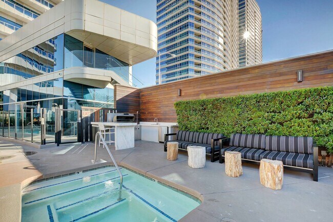 Building Photo - The Martin 1607-City/Strip Views from this...