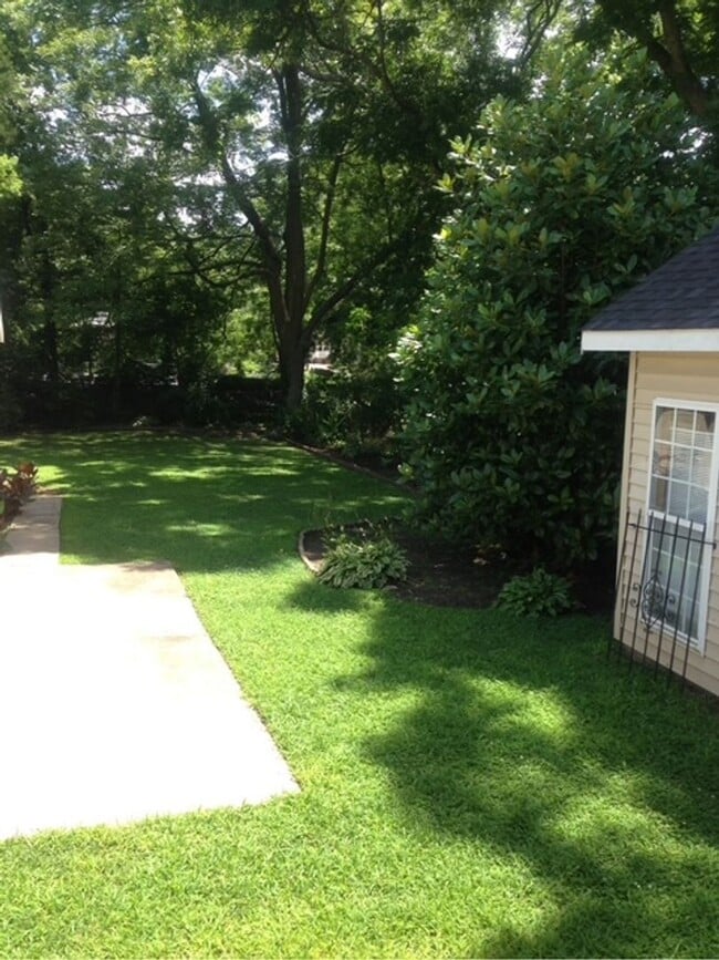 Building Photo - 3 Bedroom 2.5 Bath Townhome in Downtown Greenville and Near the Hampton Pinckney Historic District