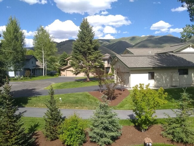 Building Photo - 7 month Lease -3bd/2.5ba Fully Furnished S...