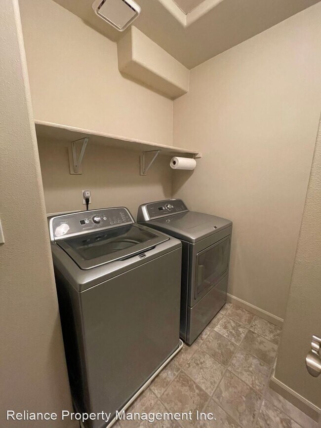 Building Photo - 3 br, 2.5 bath House - 10533 NE Summer Fal...