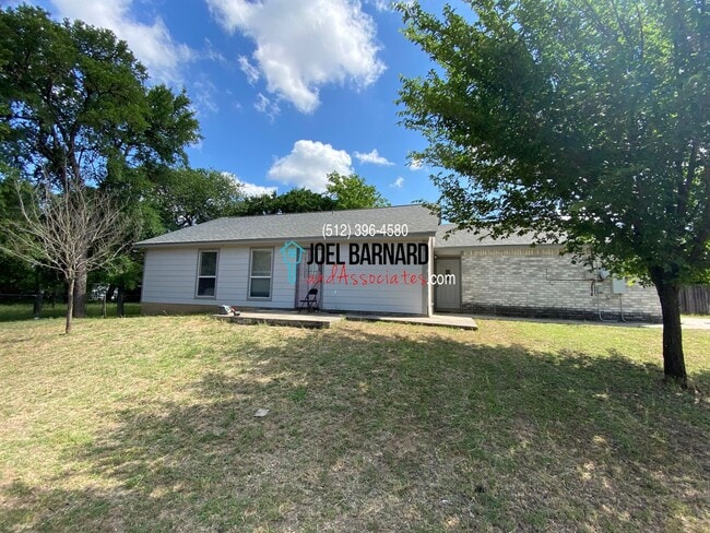 Building Photo - Available January 10: 3 Bedroom, 2 Bath Stand Alone Home