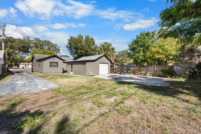 Building Photo - Cute St Pete Bungalow 3/1