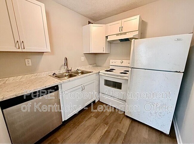 Building Photo - 3772 Camelot Dr