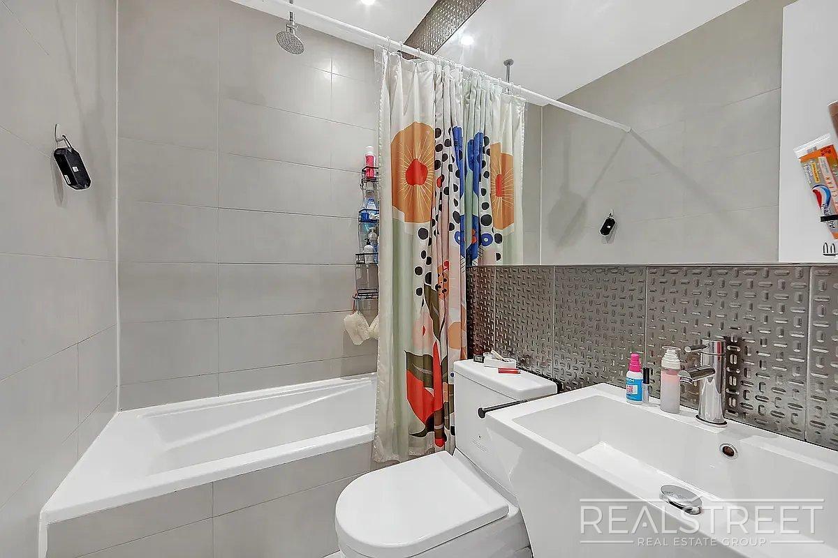 Building Photo - Beautiful 3 bed / 1 bath apartment in Bushwick, prime location!