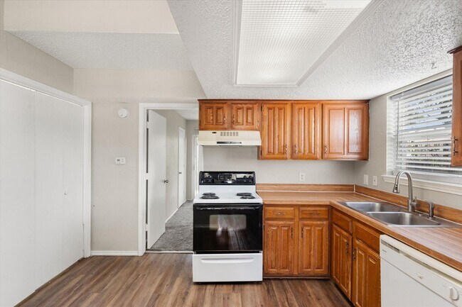 Building Photo - 311 Kings Way Dr