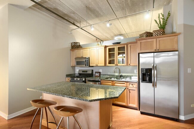 Building Photo - 811 W 15th Pl