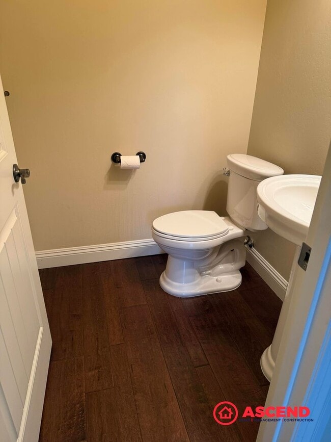 Building Photo - Stunning 4 bedroom + office in Seven Oaks!