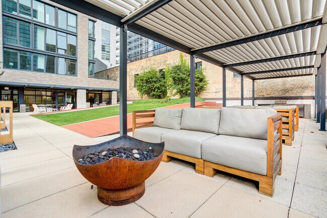 Building Photo - 165 North Des Plaines Street-SI FL12-ID748