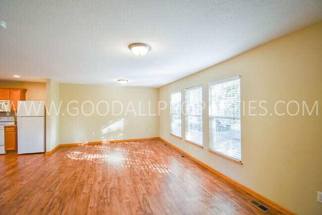 Building Photo - 2 Bedroom, 2 1/2 Bath Townhome in Urbandale with attached Garage!!!