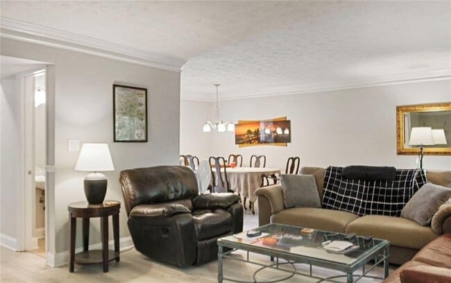 Building Photo - 6980 Roswell Rd