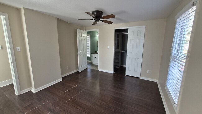 Building Photo - Charming Downtown Sunbury Home!