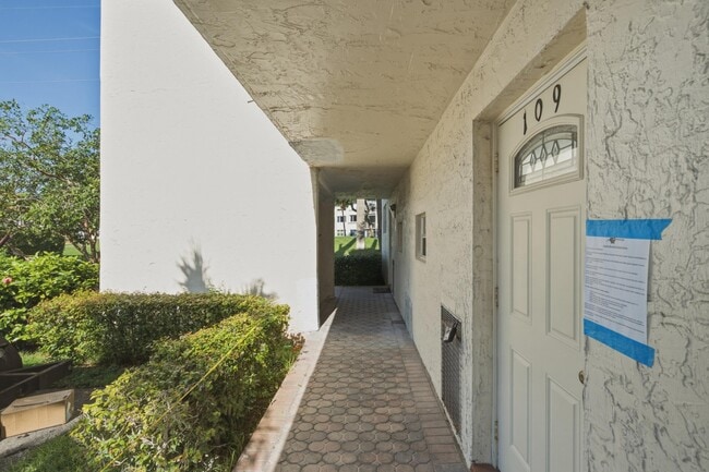 Building Photo - 681 S Hollybrook Dr