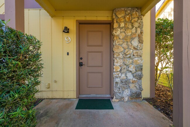 Building Photo - Beautiful Two-Story Townhome in Ormond Beach