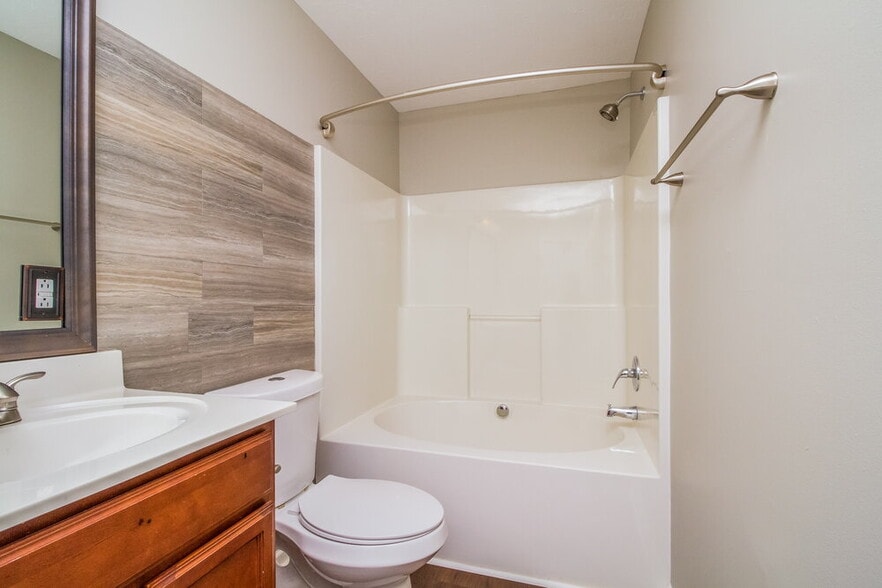 Building Photo - 159 Lyndhurst Dr