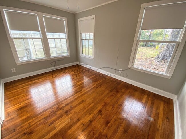 Building Photo - Remodeled 2BR/1BA with Hardwood Floors & L...