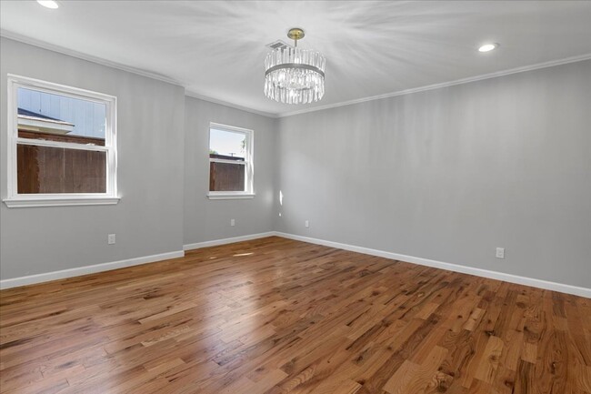 Building Photo - Recently Renovated 4-bed 3.5-bath 2-living...