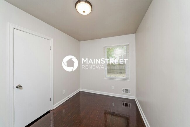 Building Photo - 3 Bedroom Pet-Friendly Home in Louisville, KY with Main Street Renewal