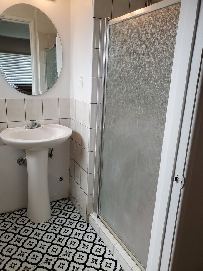 Building Photo - 3 bed/3 bath + LARGE BONUS ROOM and YARD for Assisted Living/Sober Living/Detox/Rehab Facility.