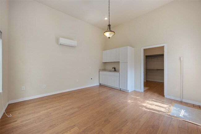 Building Photo - 11930 Carriage Hill Dr