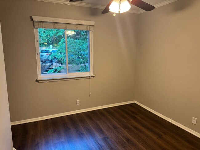 Building Photo - Charming 3 bed 2 bath Townhouse near Nippe...