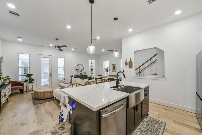 Building Photo - 718 W Donovan St