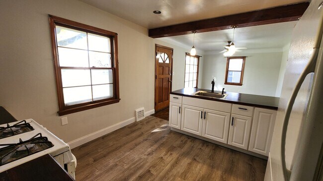 Building Photo - Single family home 3 bedroom