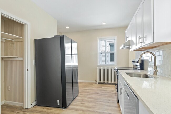 Building Photo - 5 Bedroom Single Family in Brunswick