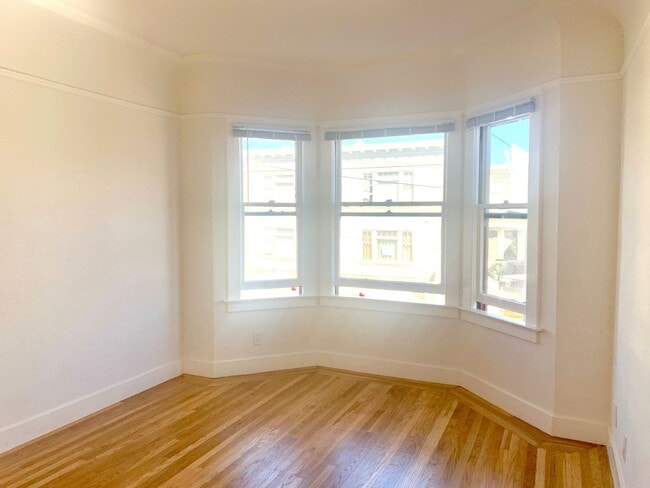 Building Photo - Richmond Dist. Bright 1 Bed/! Bath Flat w/ Hardwood Floors and Walk In Closets