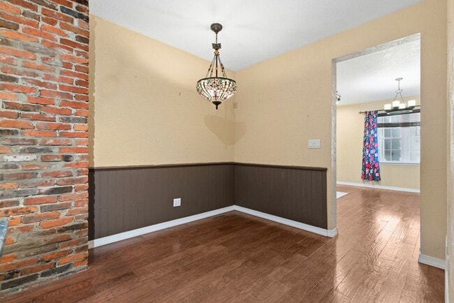 Building Photo - Charming 3 Bedroom/4 Bathroom Detached Home Located In The South Side Flats.  Available Immediately.