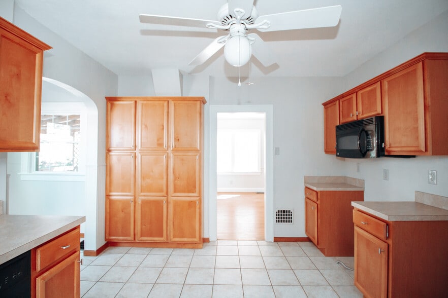 Building Photo - 3744 Bowen Rd